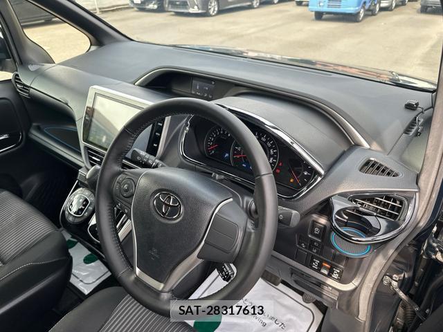 Toyota VOXY 2019-08 8649912-10