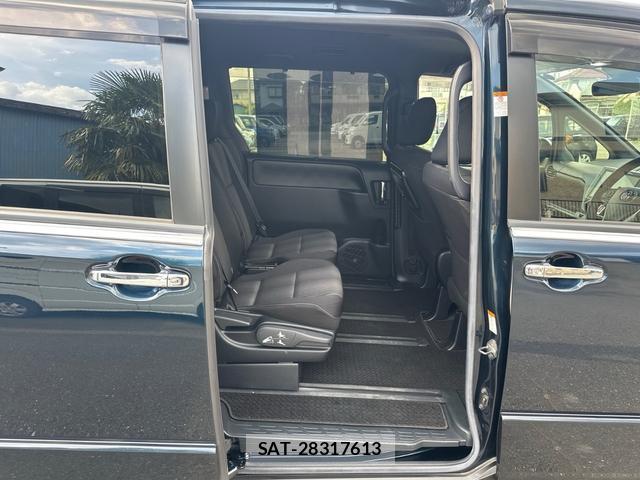 Toyota VOXY 2019-08 8649912-11