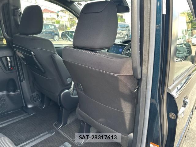 Toyota VOXY 2019-08 8649912-13