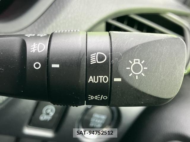 Toyota VOXY 2021-11 8649967-16
