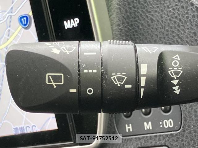 Toyota VOXY 2021-11 8649967-17