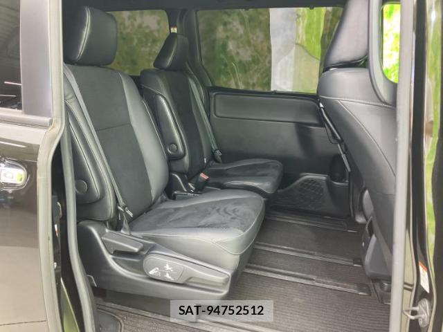 Toyota VOXY 2021-11 8649967-4