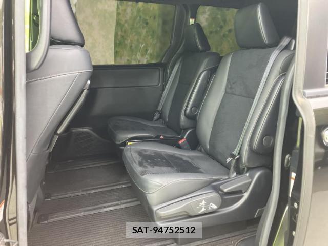 Toyota VOXY 2021-11 8649967-7