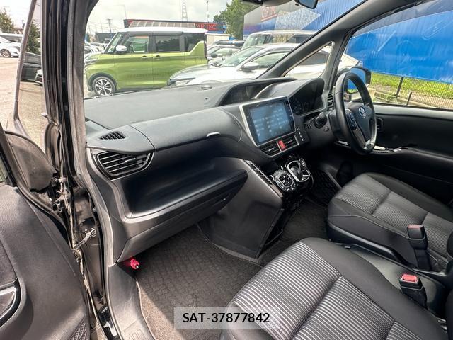 Toyota VOXY 2018-07 8649973-11