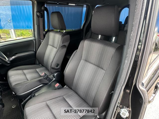 Toyota VOXY 2018-07 8649973-12