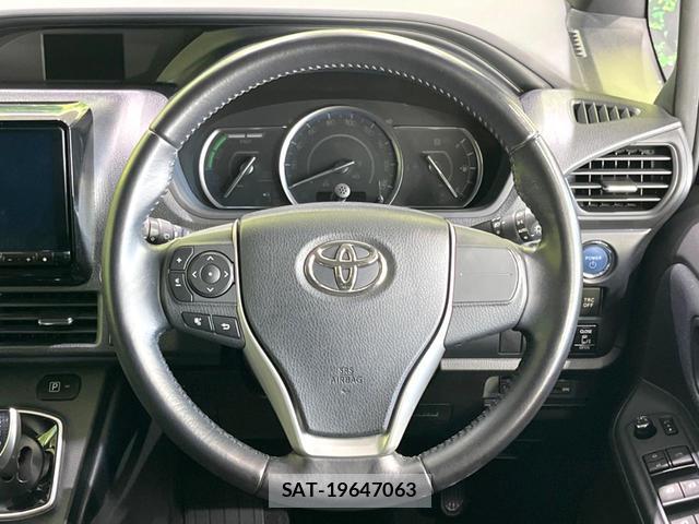 Toyota VOXY 2016-03 8649997-11