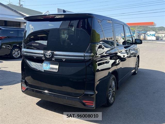 Toyota VOXY 2024-04 8650895-1
