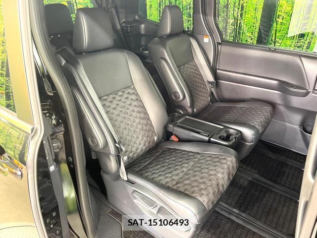 Toyota VOXY 2024-05 8651060-9