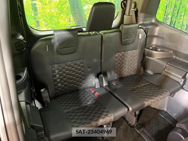 Toyota VOXY 2025-04 8651065-11