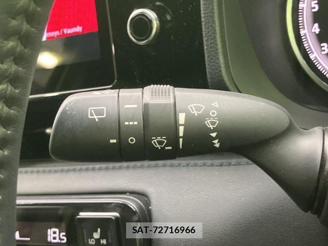Toyota VOXY 2023-10 8651170-17