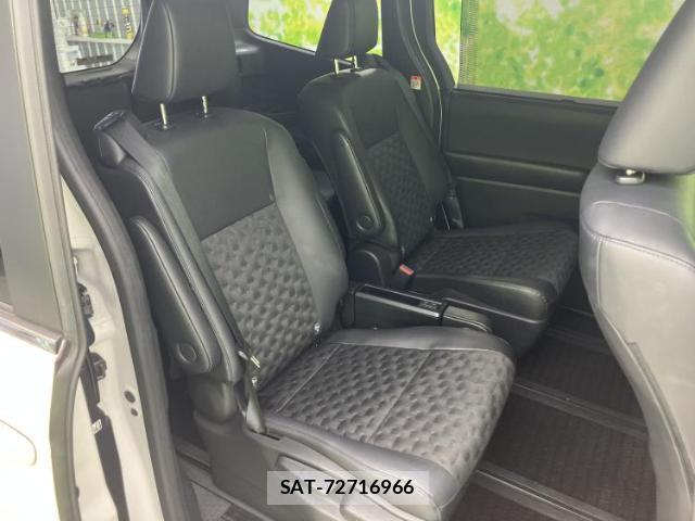 Toyota VOXY 2023-10 8651170-4