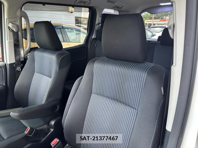 Toyota VOXY 2014-12 8651615-13