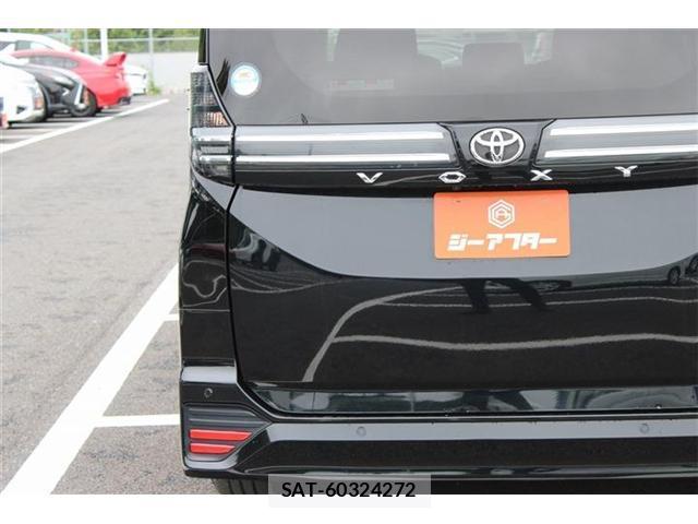 Toyota VOXY 2023-06 8651892-16