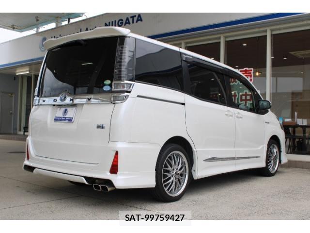 Toyota VOXY 2017-09 8652072-1
