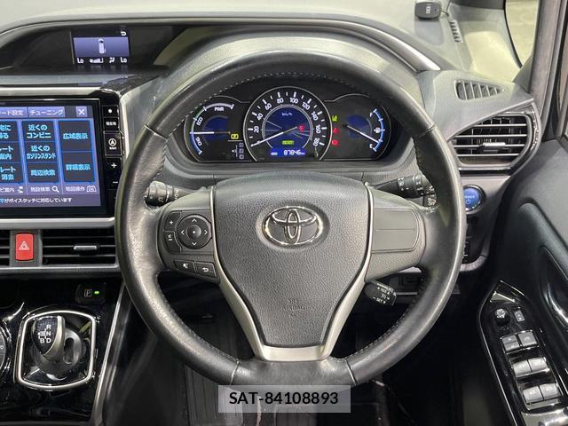 Toyota VOXY 2018-02 8652304-11