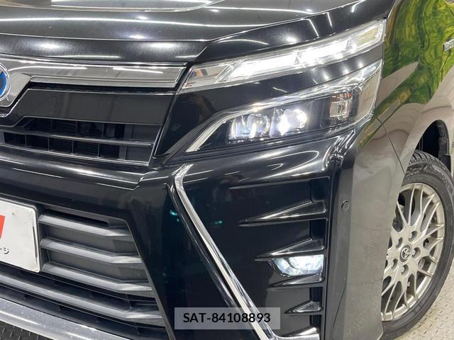 Toyota VOXY 2018-02 8652304-12