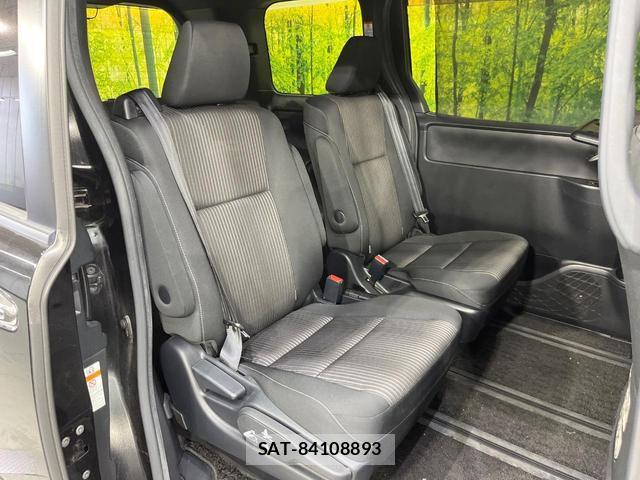 Toyota VOXY 2018-02 8652304-8