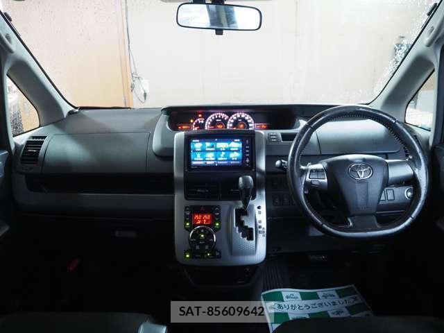 Toyota VOXY 2013-10 8652346-1