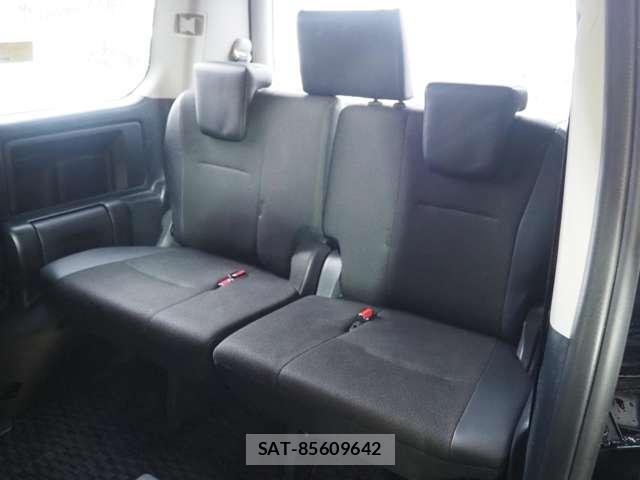 Toyota VOXY 2013-10 8652346-10