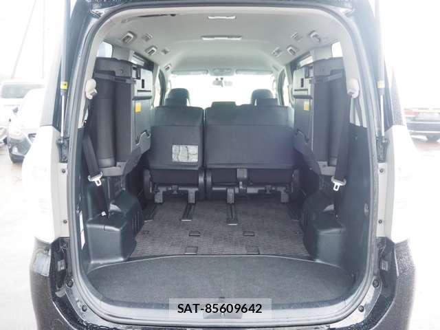 Toyota VOXY 2013-10 8652346-11