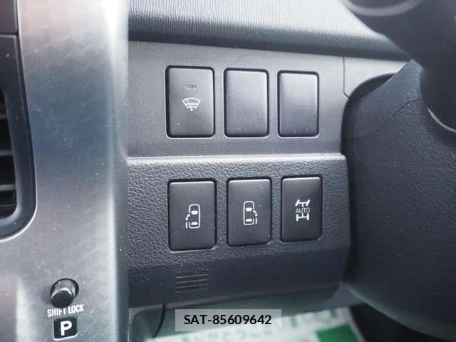 Toyota VOXY 2013-10 8652346-13