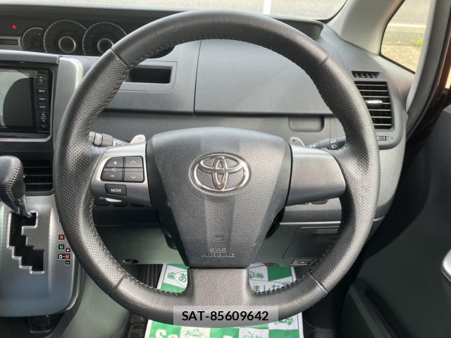 Toyota VOXY 2013-10 8652346-17