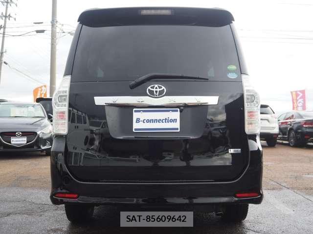 Toyota VOXY 2013-10 8652346-4