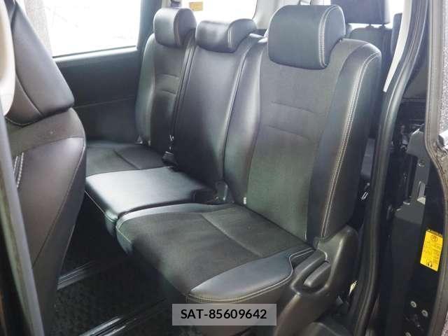 Toyota VOXY 2013-10 8652346-9