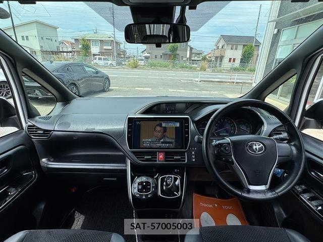 Toyota VOXY 2021-05 8652532-1