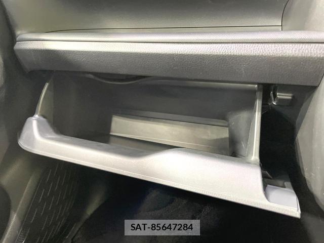 Toyota VOXY 2017-10 8652568-4