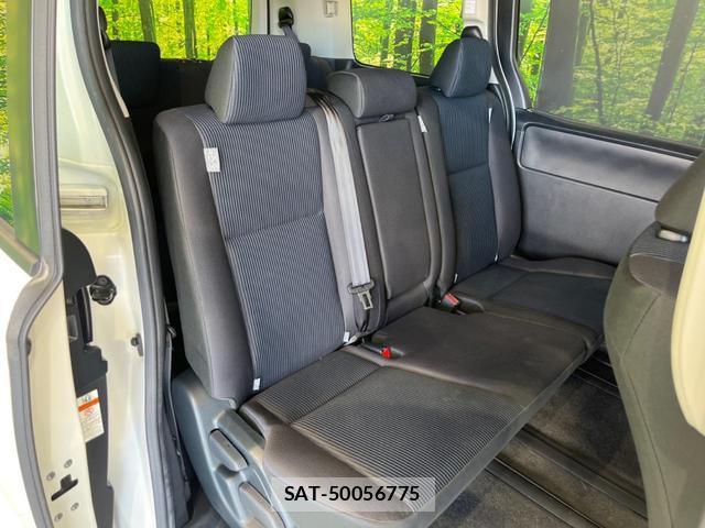 Toyota VOXY 2018-04 8652744-8
