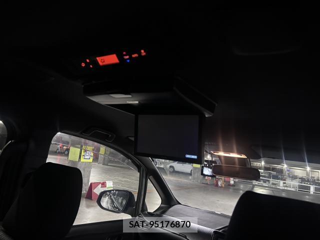 Toyota VOXY 2019-07 8652818-11
