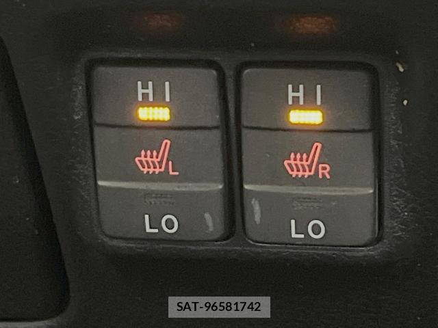 Toyota VOXY 2020-06 8652947-5