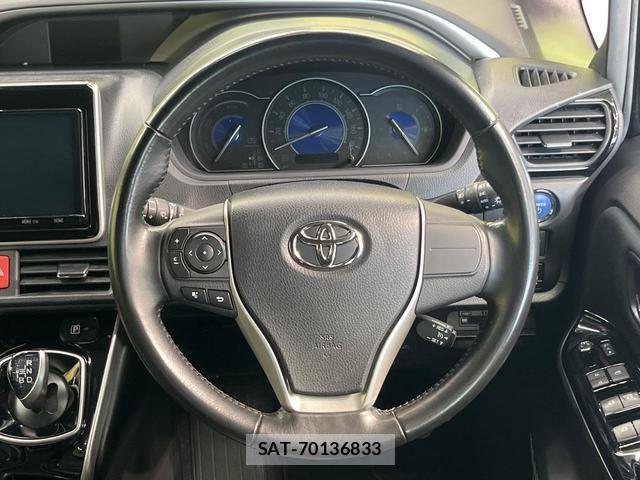 Toyota VOXY 2019-06 8652974-11
