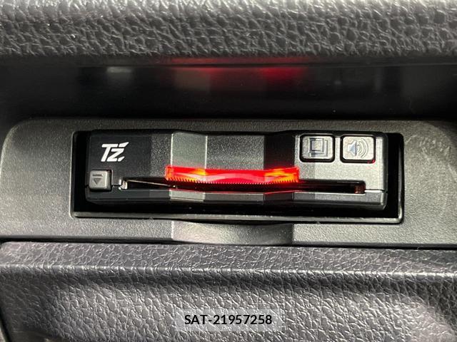 Toyota VOXY 2017-12 8652993-7