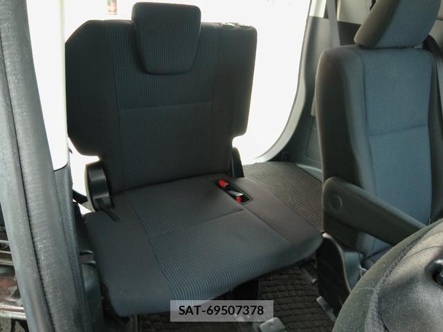 Toyota VOXY 2019-06 8653324-17