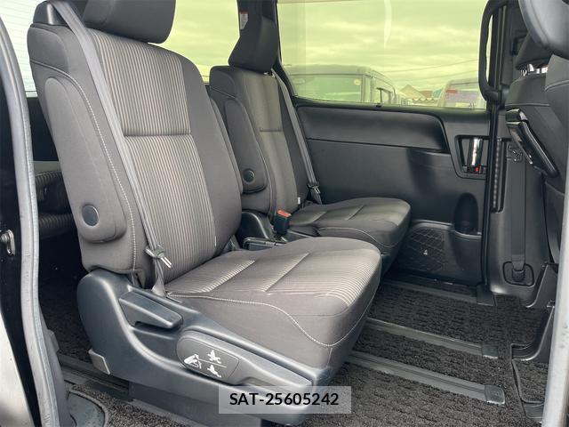 Toyota VOXY 2018-06 8653346-4