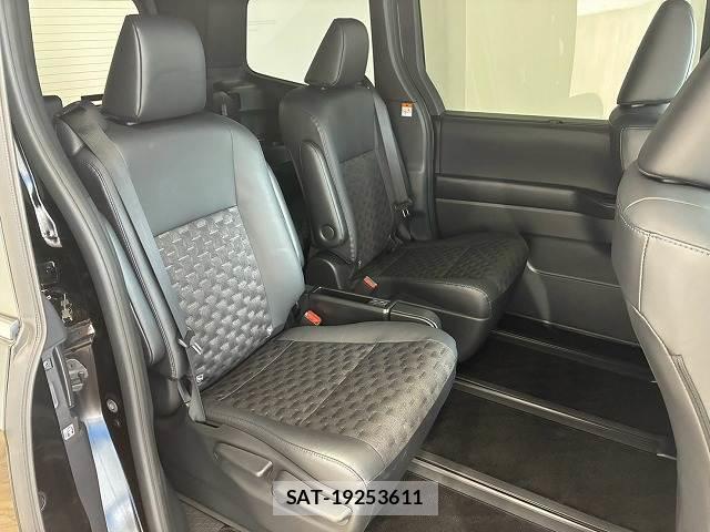 Toyota VOXY 2023-03 8653845-10