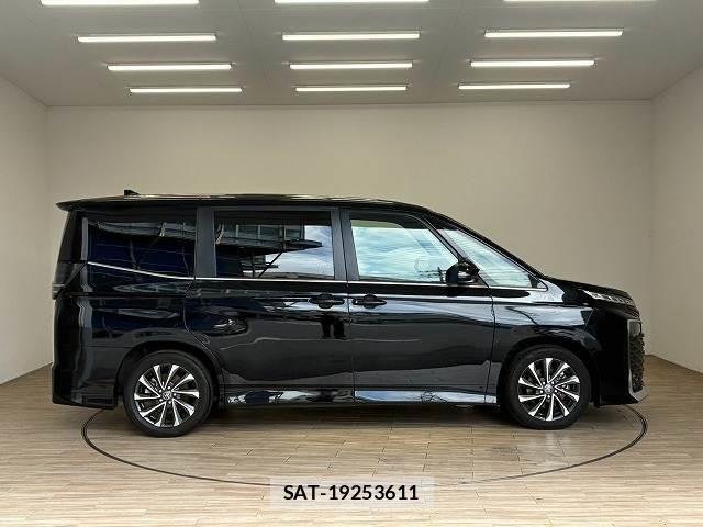 Toyota VOXY 2023-03 8653845-17
