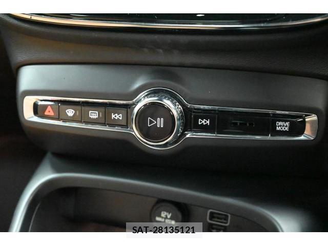 Volvo XC40 2021-12 8647918-10