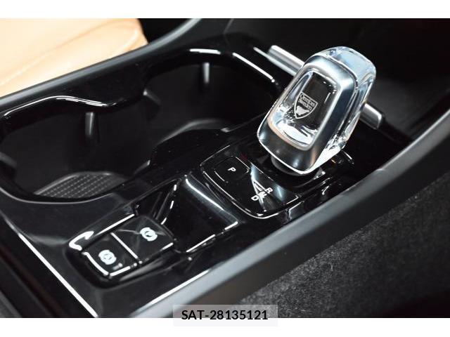 Volvo XC40 2021-12 8647918-11