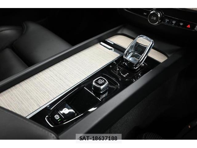Volvo XC60 2021-10 8647917-9