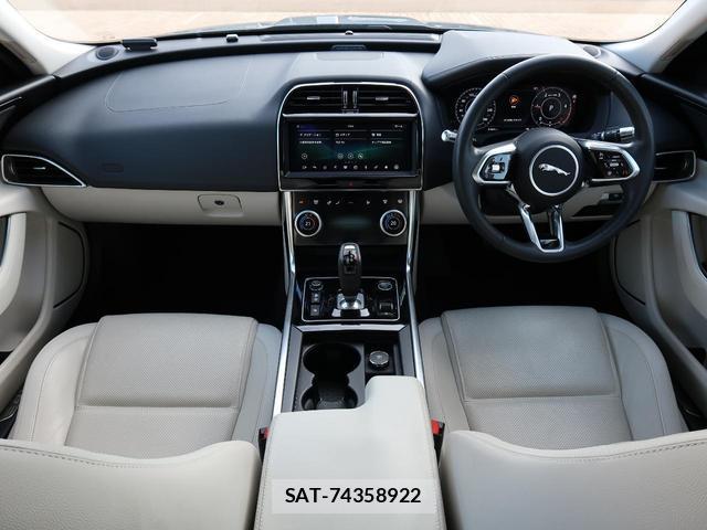 Jaguar XE 2019-07 8648249-1