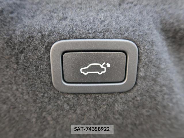 Jaguar XE 2019-07 8648249-11