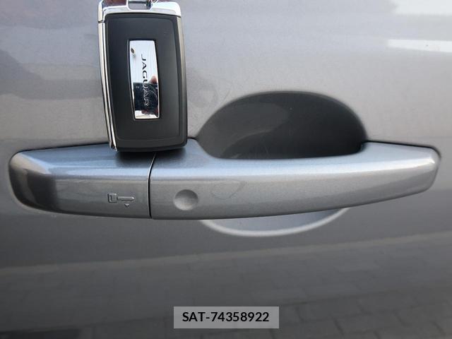 Jaguar XE 2019-07 8648249-12