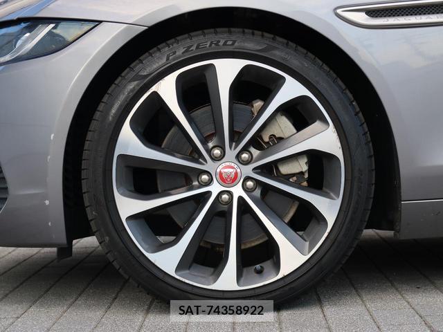 Jaguar XE 2019-07 8648249-14