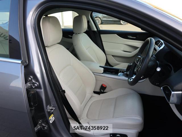 Jaguar XE 2019-07 8648249-15