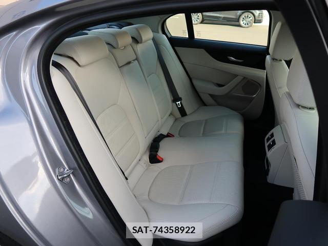 Jaguar XE 2019-07 8648249-16