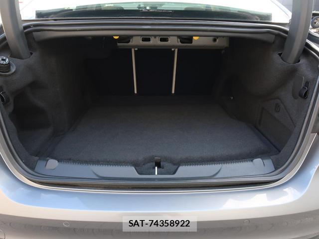 Jaguar XE 2019-07 8648249-17