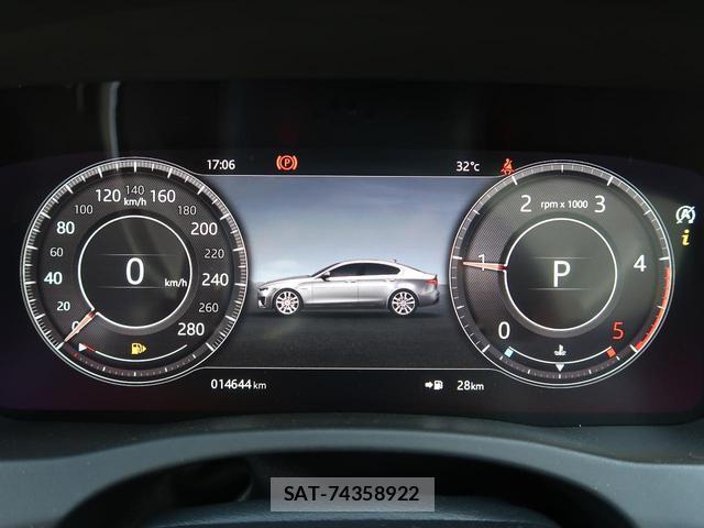 Jaguar XE 2019-07 8648249-4